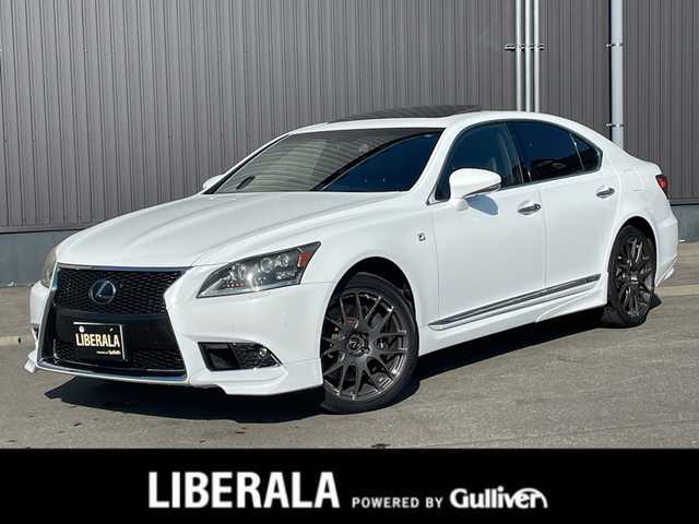 レクサス ＬＳ 600h Fスポーツ 青森県 2013(平25)年 7.4万km ホワイトノーヴァガラスフレーク /4WD/サンルーフ/マークレビンソン・/　プレミアムサウンドシステム/TRDエアロ/TRDマフラー/純正HDDナビ/　(フルセグTV/Bt/DVD)/バックカメラ/プリクラッシュセーフティー/BSM/コーナーセンサー/LEDオートライト/オートマチックハイビーム/オートワイパー/クルーズコントロール/革巻き電動チルトステア/ステアヒーター/パドルシフト/前席シートヒーター・エアシート・/　メモリー付きパワーシート /全ドア/ソフトクローザー/パワーバックドア/オーディオ/ステアスイッチ/純正20インチ鍛造アルミホイール/純正フロアマット/社外レーダー探知機/DSRC/ETC/W/サイド/カーテン/ニーエアバッグ/リア5面スモークフィルム/ABS/スマートキー/カードキー/保証書/取説