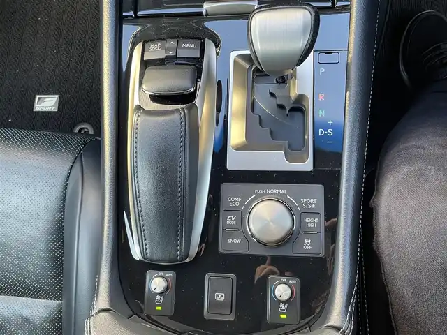 レクサス ＬＳ 600h Fスポーツ 青森県 2013(平25)年 7.4万km ホワイトノーヴァガラスフレーク /4WD/サンルーフ/マークレビンソン・/　プレミアムサウンドシステム/TRDエアロ/TRDマフラー/純正HDDナビ/　(フルセグTV/Bt/DVD)/バックカメラ/プリクラッシュセーフティー/BSM/コーナーセンサー/LEDオートライト/オートマチックハイビーム/オートワイパー/クルーズコントロール/革巻き電動チルトステア/ステアヒーター/パドルシフト/前席シートヒーター・エアシート・/　メモリー付きパワーシート /全ドア/ソフトクローザー/パワーバックドア/オーディオ/ステアスイッチ/純正20インチ鍛造アルミホイール/純正フロアマット/社外レーダー探知機/DSRC/ETC/W/サイド/カーテン/ニーエアバッグ/リア5面スモークフィルム/ABS/スマートキー/カードキー/保証書/取説