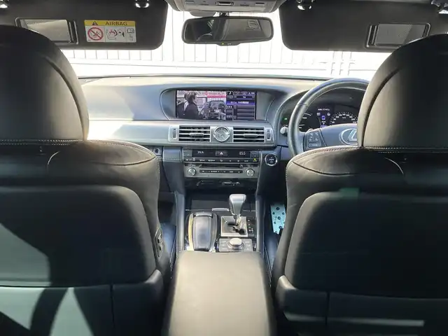 レクサス ＬＳ 600h Fスポーツ 青森県 2013(平25)年 7.4万km ホワイトノーヴァガラスフレーク /4WD/サンルーフ/マークレビンソン・/　プレミアムサウンドシステム/TRDエアロ/TRDマフラー/純正HDDナビ/　(フルセグTV/Bt/DVD)/バックカメラ/プリクラッシュセーフティー/BSM/コーナーセンサー/LEDオートライト/オートマチックハイビーム/オートワイパー/クルーズコントロール/革巻き電動チルトステア/ステアヒーター/パドルシフト/前席シートヒーター・エアシート・/　メモリー付きパワーシート /全ドア/ソフトクローザー/パワーバックドア/オーディオ/ステアスイッチ/純正20インチ鍛造アルミホイール/純正フロアマット/社外レーダー探知機/DSRC/ETC/W/サイド/カーテン/ニーエアバッグ/リア5面スモークフィルム/ABS/スマートキー/カードキー/保証書/取説