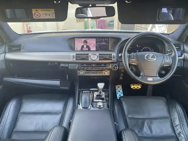 レクサス ＬＳ 600h Fスポーツ 青森県 2013(平25)年 7.4万km ホワイトノーヴァガラスフレーク /4WD/サンルーフ/マークレビンソン・/　プレミアムサウンドシステム/TRDエアロ/TRDマフラー/純正HDDナビ/　(フルセグTV/Bt/DVD)/バックカメラ/プリクラッシュセーフティー/BSM/コーナーセンサー/LEDオートライト/オートマチックハイビーム/オートワイパー/クルーズコントロール/革巻き電動チルトステア/ステアヒーター/パドルシフト/前席シートヒーター・エアシート・/　メモリー付きパワーシート /全ドア/ソフトクローザー/パワーバックドア/オーディオ/ステアスイッチ/純正20インチ鍛造アルミホイール/純正フロアマット/社外レーダー探知機/DSRC/ETC/W/サイド/カーテン/ニーエアバッグ/リア5面スモークフィルム/ABS/スマートキー/カードキー/保証書/取説