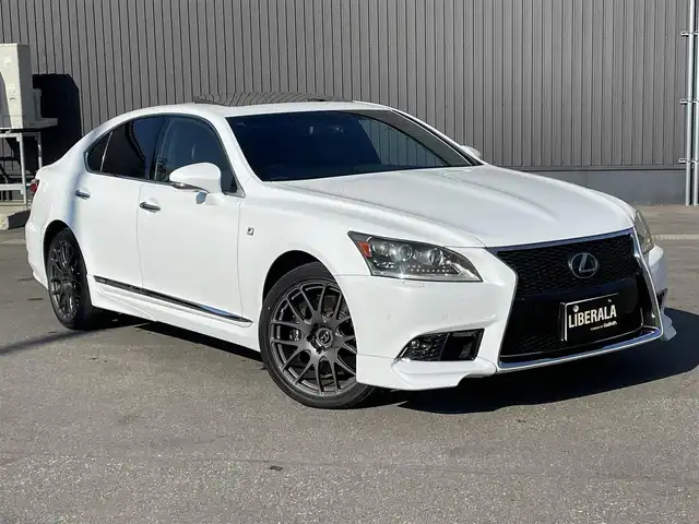 レクサス ＬＳ 600h Fスポーツ 青森県 2013(平25)年 7.4万km ホワイトノーヴァガラスフレーク /4WD/サンルーフ/マークレビンソン・/　プレミアムサウンドシステム/TRDエアロ/TRDマフラー/純正HDDナビ/　(フルセグTV/Bt/DVD)/バックカメラ/プリクラッシュセーフティー/BSM/コーナーセンサー/LEDオートライト/オートマチックハイビーム/オートワイパー/クルーズコントロール/革巻き電動チルトステア/ステアヒーター/パドルシフト/前席シートヒーター・エアシート・/　メモリー付きパワーシート /全ドア/ソフトクローザー/パワーバックドア/オーディオ/ステアスイッチ/純正20インチ鍛造アルミホイール/純正フロアマット/社外レーダー探知機/DSRC/ETC/W/サイド/カーテン/ニーエアバッグ/リア5面スモークフィルム/ABS/スマートキー/カードキー/保証書/取説