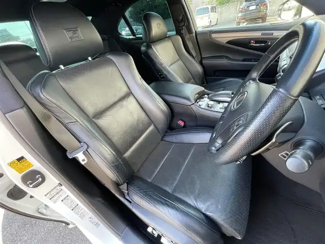 レクサス ＬＳ 600h Fスポーツ 青森県 2013(平25)年 7.4万km ホワイトノーヴァガラスフレーク /4WD/サンルーフ/マークレビンソン・/　プレミアムサウンドシステム/TRDエアロ/TRDマフラー/純正HDDナビ/　(フルセグTV/Bt/DVD)/バックカメラ/プリクラッシュセーフティー/BSM/コーナーセンサー/LEDオートライト/オートマチックハイビーム/オートワイパー/クルーズコントロール/革巻き電動チルトステア/ステアヒーター/パドルシフト/前席シートヒーター・エアシート・/　メモリー付きパワーシート /全ドア/ソフトクローザー/パワーバックドア/オーディオ/ステアスイッチ/純正20インチ鍛造アルミホイール/純正フロアマット/社外レーダー探知機/DSRC/ETC/W/サイド/カーテン/ニーエアバッグ/リア5面スモークフィルム/ABS/スマートキー/カードキー/保証書/取説