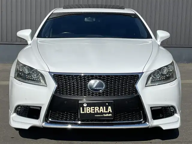 レクサス ＬＳ 600h Fスポーツ 青森県 2013(平25)年 7.4万km ホワイトノーヴァガラスフレーク /4WD/サンルーフ/マークレビンソン・/　プレミアムサウンドシステム/TRDエアロ/TRDマフラー/純正HDDナビ/　(フルセグTV/Bt/DVD)/バックカメラ/プリクラッシュセーフティー/BSM/コーナーセンサー/LEDオートライト/オートマチックハイビーム/オートワイパー/クルーズコントロール/革巻き電動チルトステア/ステアヒーター/パドルシフト/前席シートヒーター・エアシート・/　メモリー付きパワーシート /全ドア/ソフトクローザー/パワーバックドア/オーディオ/ステアスイッチ/純正20インチ鍛造アルミホイール/純正フロアマット/社外レーダー探知機/DSRC/ETC/W/サイド/カーテン/ニーエアバッグ/リア5面スモークフィルム/ABS/スマートキー/カードキー/保証書/取説