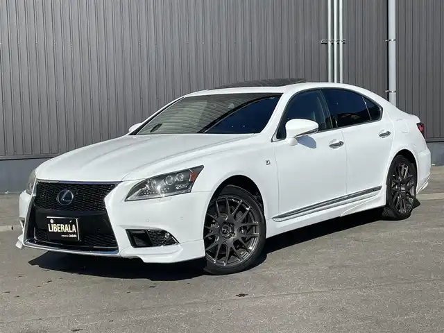 レクサス ＬＳ 600h Fスポーツ 青森県 2013(平25)年 7.4万km ホワイトノーヴァガラスフレーク /4WD/サンルーフ/マークレビンソン・/　プレミアムサウンドシステム/TRDエアロ/TRDマフラー/純正HDDナビ/　(フルセグTV/Bt/DVD)/バックカメラ/プリクラッシュセーフティー/BSM/コーナーセンサー/LEDオートライト/オートマチックハイビーム/オートワイパー/クルーズコントロール/革巻き電動チルトステア/ステアヒーター/パドルシフト/前席シートヒーター・エアシート・/　メモリー付きパワーシート /全ドア/ソフトクローザー/パワーバックドア/オーディオ/ステアスイッチ/純正20インチ鍛造アルミホイール/純正フロアマット/社外レーダー探知機/DSRC/ETC/W/サイド/カーテン/ニーエアバッグ/リア5面スモークフィルム/ABS/スマートキー/カードキー/保証書/取説