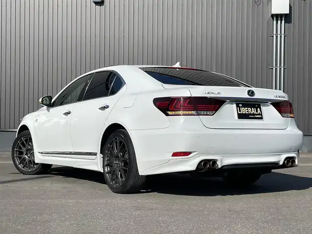 レクサス ＬＳ 600h Fスポーツ 青森県 2013(平25)年 7.4万km ホワイトノーヴァガラスフレーク /4WD/サンルーフ/マークレビンソン・/　プレミアムサウンドシステム/TRDエアロ/TRDマフラー/純正HDDナビ/　(フルセグTV/Bt/DVD)/バックカメラ/プリクラッシュセーフティー/BSM/コーナーセンサー/LEDオートライト/オートマチックハイビーム/オートワイパー/クルーズコントロール/革巻き電動チルトステア/ステアヒーター/パドルシフト/前席シートヒーター・エアシート・/　メモリー付きパワーシート /全ドア/ソフトクローザー/パワーバックドア/オーディオ/ステアスイッチ/純正20インチ鍛造アルミホイール/純正フロアマット/社外レーダー探知機/DSRC/ETC/W/サイド/カーテン/ニーエアバッグ/リア5面スモークフィルム/ABS/スマートキー/カードキー/保証書/取説