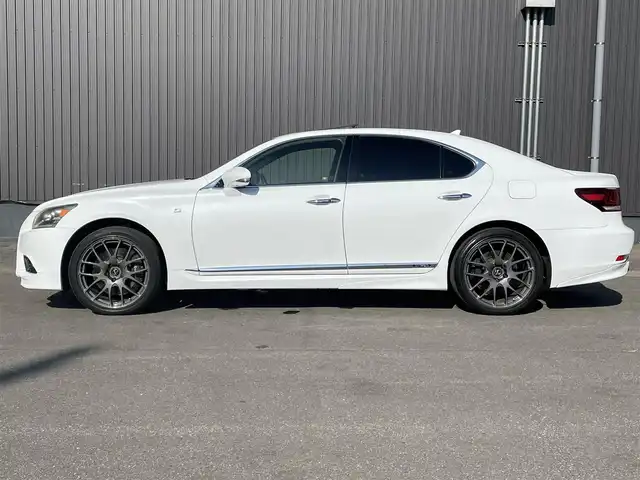 レクサス ＬＳ 600h Fスポーツ 青森県 2013(平25)年 7.4万km ホワイトノーヴァガラスフレーク /4WD/サンルーフ/マークレビンソン・/　プレミアムサウンドシステム/TRDエアロ/TRDマフラー/純正HDDナビ/　(フルセグTV/Bt/DVD)/バックカメラ/プリクラッシュセーフティー/BSM/コーナーセンサー/LEDオートライト/オートマチックハイビーム/オートワイパー/クルーズコントロール/革巻き電動チルトステア/ステアヒーター/パドルシフト/前席シートヒーター・エアシート・/　メモリー付きパワーシート /全ドア/ソフトクローザー/パワーバックドア/オーディオ/ステアスイッチ/純正20インチ鍛造アルミホイール/純正フロアマット/社外レーダー探知機/DSRC/ETC/W/サイド/カーテン/ニーエアバッグ/リア5面スモークフィルム/ABS/スマートキー/カードキー/保証書/取説
