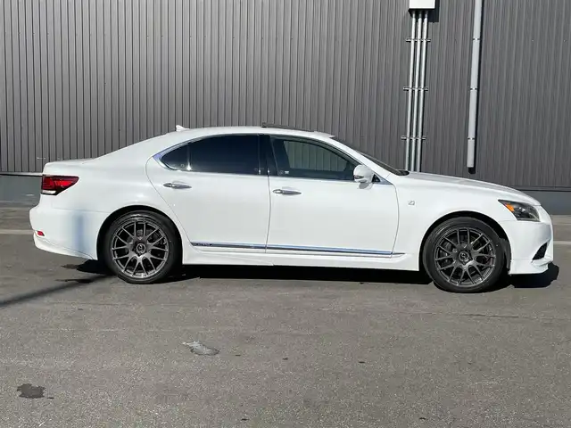 レクサス ＬＳ 600h Fスポーツ 青森県 2013(平25)年 7.4万km ホワイトノーヴァガラスフレーク /4WD/サンルーフ/マークレビンソン・/　プレミアムサウンドシステム/TRDエアロ/TRDマフラー/純正HDDナビ/　(フルセグTV/Bt/DVD)/バックカメラ/プリクラッシュセーフティー/BSM/コーナーセンサー/LEDオートライト/オートマチックハイビーム/オートワイパー/クルーズコントロール/革巻き電動チルトステア/ステアヒーター/パドルシフト/前席シートヒーター・エアシート・/　メモリー付きパワーシート /全ドア/ソフトクローザー/パワーバックドア/オーディオ/ステアスイッチ/純正20インチ鍛造アルミホイール/純正フロアマット/社外レーダー探知機/DSRC/ETC/W/サイド/カーテン/ニーエアバッグ/リア5面スモークフィルム/ABS/スマートキー/カードキー/保証書/取説