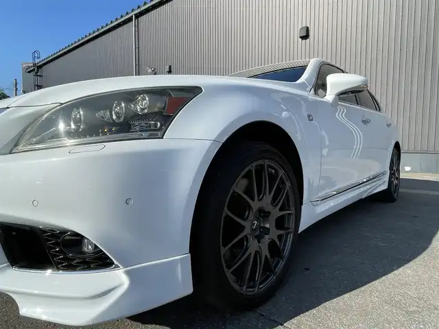 レクサス ＬＳ 600h Fスポーツ 青森県 2013(平25)年 7.4万km ホワイトノーヴァガラスフレーク /4WD/サンルーフ/マークレビンソン・/　プレミアムサウンドシステム/TRDエアロ/TRDマフラー/純正HDDナビ/　(フルセグTV/Bt/DVD)/バックカメラ/プリクラッシュセーフティー/BSM/コーナーセンサー/LEDオートライト/オートマチックハイビーム/オートワイパー/クルーズコントロール/革巻き電動チルトステア/ステアヒーター/パドルシフト/前席シートヒーター・エアシート・/　メモリー付きパワーシート /全ドア/ソフトクローザー/パワーバックドア/オーディオ/ステアスイッチ/純正20インチ鍛造アルミホイール/純正フロアマット/社外レーダー探知機/DSRC/ETC/W/サイド/カーテン/ニーエアバッグ/リア5面スモークフィルム/ABS/スマートキー/カードキー/保証書/取説