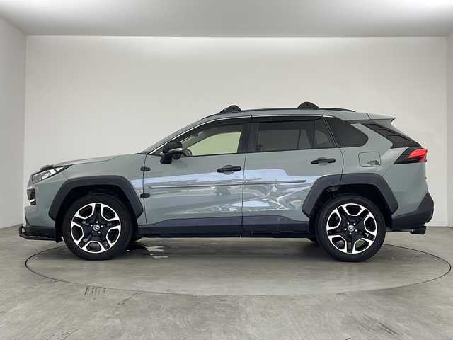 トヨタ ＲＡＶ４ アドベンチャー 兵庫県 2020(令2)年 6.6万km アーバンカーキ ・アルパイン9インチナビ（X9NX）/・CD/DVD再生/・USB接続/・フルセグテレビ/・Bluetoothオーディオ/・バックカメラ/・ビルドインETC/・トヨタセーフティセンス/・プリクラッシュセーフティ/・レーダークルーズコントロール/・レーンディパーチャーアラート/・横滑り防止機能/・盗難防止装置/・ダウンヒルアシストコントロール/・前後コーナーセンサー/・前方ドライブレコーダー/・オートライト/・オートマチックハイビーム/・LEDヘッドライト/・フォグランプ/・４WD/・デジタルインナーミラー/・MTモード付AT/・スマートキー/・純正フロアマット/・純正アルミホイール/・ルーフレール/・パワーシート（運転席）/・W＋サイドエアバック/・オートブレーキホールド/・カーテンエアバック
