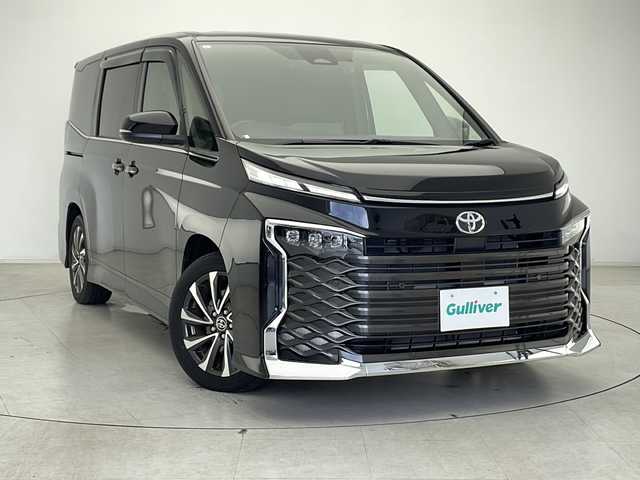 トヨタ ヴォクシー S－Z 千葉県 2023(令5)年 1.8万km 黒 純正ディスプレイオーディオ/バックカメラ/両側パワースライドドア/レーダークルーズコントロール/プリクラッシュセーフティ/レーンキープアシスト/オートハイビーム/シートヒーター/ETC2.0/純正ドアバイザー/社外フロアマット/社外前方ドライブレコーダー