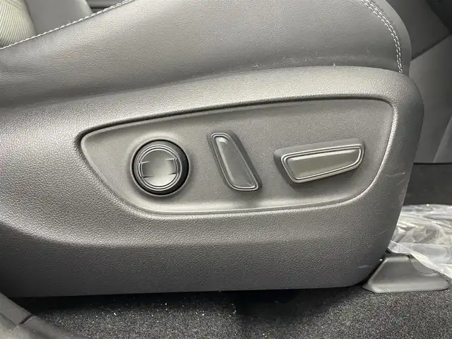 トヨタ ＲＡＶ４ ハイブリッドG 大阪府 2022(令4)年 4万km ホワイトパールクリスタルシャイン トヨタセーフティーセンス/　・プリクラッシュセーフティ/　・レーントレーシングアシスト/　・レーンディパーチャーアラート/　・レーダークルーズコントロール/　・ロードサインアシスト/　・発進遅れ告知機能/純正ディスプレイオーディオ/　（Bluetooth/AM/FM）/アラウンドビューモニター/LEDヘッドライト/フォグランプ/レザーシート/シートヒーター/シートベンチレーション/純正18インチアルミホイール/ブラインドスポットモニター/コーナーセンサー/スマートキー/ETC