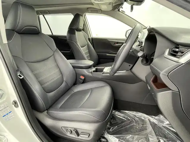 トヨタ ＲＡＶ４ ハイブリッドG 大阪府 2022(令4)年 4万km ホワイトパールクリスタルシャイン トヨタセーフティーセンス/　・プリクラッシュセーフティ/　・レーントレーシングアシスト/　・レーンディパーチャーアラート/　・レーダークルーズコントロール/　・ロードサインアシスト/　・発進遅れ告知機能/純正ディスプレイオーディオ/　（Bluetooth/AM/FM）/アラウンドビューモニター/LEDヘッドライト/フォグランプ/レザーシート/シートヒーター/シートベンチレーション/純正18インチアルミホイール/ブラインドスポットモニター/コーナーセンサー/スマートキー/ETC