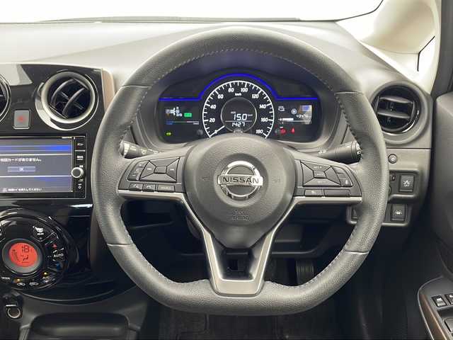 日産 ノート e－パワー メダリスト 千葉県 2017(平29)年 4.4万km スーパーブラック 衝突被害軽減システム/レーンキープアシスト/コーナーセンサー（前後）/レーダークルーズコントロール/デジタルインナーミラー/純正8インチSDナビ（MM517D-W）/　（Bluetooth/CD/DVD/USB/フルセグTV/AUX）/ＨＤＭＩ/車外カメラ/　（バック/全方位）/社外ETC/純正フロアマット/パワーステアリング/オートライト/LEDヘッドライト/純正15インチアルミホイール