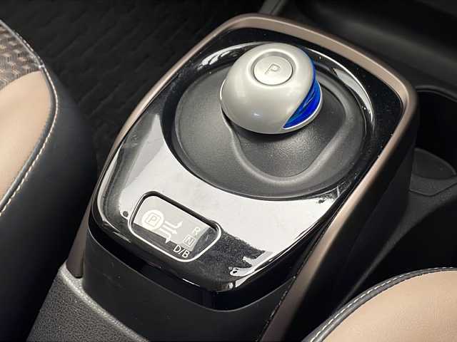 日産 ノート e－パワー メダリスト 千葉県 2017(平29)年 4.4万km スーパーブラック 衝突被害軽減システム/レーンキープアシスト/コーナーセンサー（前後）/レーダークルーズコントロール/デジタルインナーミラー/純正8インチSDナビ（MM517D-W）/　（Bluetooth/CD/DVD/USB/フルセグTV/AUX）/ＨＤＭＩ/車外カメラ/　（バック/全方位）/社外ETC/純正フロアマット/パワーステアリング/オートライト/LEDヘッドライト/純正15インチアルミホイール