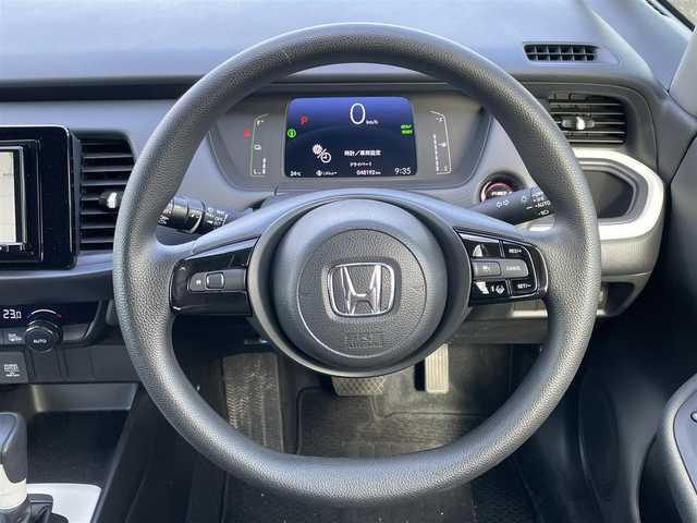 ホンダ フィット e:HEVベーシック 道央・札幌 2023(令5)年 4.9万km ルナシルバーM ４WD/寒冷地仕様/社外SDナビ/AM/FM/BT/ホンダセンシング/衝突被害軽減ブレーキ/横滑り防止装置/レーダークルーズコントロール/レーンキープアシスト/クリアランスソナー/バックカメラ/ETC/ドライブレコーダー/アイドリングストップ/ワイパーデアイサー/ECOMODE/ステアリングリモコン/電動パーキング/ブレーキホールド/プッシュスタート/スマートキー/LEDヘッドライト/オートライト/電動格納ミラー/ヒーテッドドアミラー/ウィンカーミラー/社外フロアマット/スペアキー