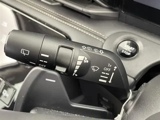日産 セレナ ハイウェイスター V 大分県 2023(令5)年 4.4万km プリズムホワイト レンタアップ/インテリジェント エマージェンシーブレーキ /インテリジェント FCW（前方衝突予測警報）/衝突回避ステアリングアシスト/インテリジェント LI（車線逸脱防止支援システム）/＋LDW（車線逸脱警報）/インテリジェント BSI（後側方衝突防止支援システム）/＋BSW（後側方車両検知警報）/RCTA（後退時車両検知警報）/インテリジェント DA（ふらつき警報）/踏み間違い衝突防止アシスト/標識検知機能/プロパイロット/インテリジェント アラウンドビューモニター/（移動物 検知機能付）/インテリジェント ルームミラー /Nissan12.3型Connectナビゲーションシステム/・フルセグTV、BT対応、USB、HDMI/・Apple CarPlay・Android Auto/・AM/FMラジオ、NissanConnect サービス対応/ステアリングスイッチ/パドルシフト/両側パワースライドドア/ETC/置くだけ充電/社外フロアマット/オートライト/LEDヘッドライト/LEDフォグ/純正16インチアルミホイール