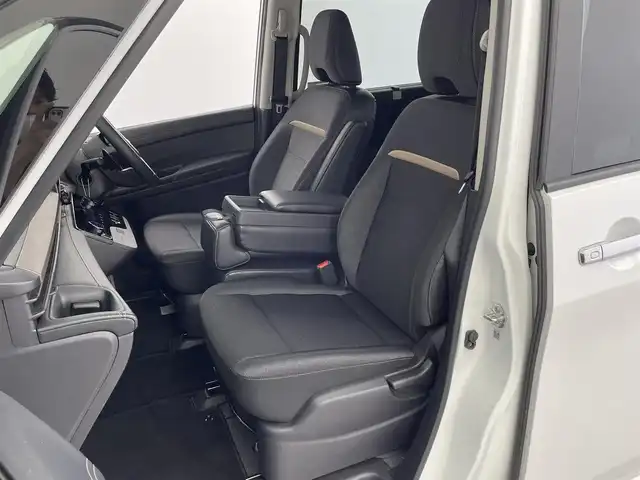 日産 セレナ ハイウェイスター V 大分県 2023(令5)年 4.4万km プリズムホワイト レンタアップ/インテリジェント エマージェンシーブレーキ /インテリジェント FCW（前方衝突予測警報）/衝突回避ステアリングアシスト/インテリジェント LI（車線逸脱防止支援システム）/＋LDW（車線逸脱警報）/インテリジェント BSI（後側方衝突防止支援システム）/＋BSW（後側方車両検知警報）/RCTA（後退時車両検知警報）/インテリジェント DA（ふらつき警報）/踏み間違い衝突防止アシスト/標識検知機能/プロパイロット/インテリジェント アラウンドビューモニター/（移動物 検知機能付）/インテリジェント ルームミラー /Nissan12.3型Connectナビゲーションシステム/・フルセグTV、BT対応、USB、HDMI/・Apple CarPlay・Android Auto/・AM/FMラジオ、NissanConnect サービス対応/ステアリングスイッチ/パドルシフト/両側パワースライドドア/ETC/置くだけ充電/社外フロアマット/オートライト/LEDヘッドライト/LEDフォグ/純正16インチアルミホイール