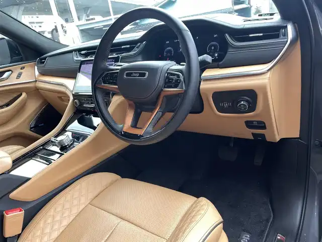 クライスラー・ジープ ジープ グランドチェロキーＬ サミット リザーブ 香川県 2023(令5)年 1.5万km ガンＭ 純正ナビ/360度モニター/前後コーナーセンサー/茶革シートヒーター/前席、2列目シートヒーター、エアシート/前席パワーシート/ダイナミックサンルーフ//前後純正ドライブレコーダー/電動サードシート/21インチAW
