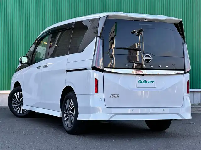 日産 セレナ ハイウェイスター V 宮城県 2023(令5)年 4.3万km プリズムホワイト コネクトナビゲーションシステム/・12.3インチディスプレイ/・メモリーナビ/・フルセグTV/・Bluetooth/・AppleCarPlay/AndroidAuto/・USB/HDMI/・ETC2.0/・ワイヤレス充電器/・ナビリング機能付プロパイロット/・プロパイロット緊急停止支援システム/・SOSコール/・ドライブレコーダー（前後）/・アダプティブLEDヘッドランプ/・インテリジェントアラウンドビューモニター/・インテリジェントルームミラー/＝＝＝/プロパイロット/インテリジェントエマージェンシーブレーキ/前方衝突予測警報/衝突回避支援ステアリングアシスト/車線逸脱防止支援システム/車線逸脱警報/後側方衝突防止支援システム/後側方車両検知警報/後退時車両検知警報/ふらつき警報/踏み間違い衝突防止アシスト/標識検知警報/ハンズフリーパワースライドドア（両側）/電動パーキングブレーキ/ブレーキホールド/電動格納ミラー/純正16インチAW/純正フロアマット/純正ドアバイザー/W/サイド/カーテンエアバッグ