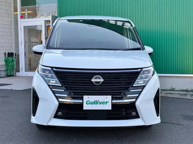 日産 セレナ ハイウェイスター V 宮城県 2023(令5)年 4.3万km プリズムホワイト コネクトナビゲーションシステム/・12.3インチディスプレイ/・メモリーナビ/・フルセグTV/・Bluetooth/・AppleCarPlay/AndroidAuto/・USB/HDMI/・ETC2.0/・ワイヤレス充電器/・ナビリング機能付プロパイロット/・プロパイロット緊急停止支援システム/・SOSコール/・ドライブレコーダー（前後）/・アダプティブLEDヘッドランプ/・インテリジェントアラウンドビューモニター/・インテリジェントルームミラー/＝＝＝/プロパイロット/インテリジェントエマージェンシーブレーキ/前方衝突予測警報/衝突回避支援ステアリングアシスト/車線逸脱防止支援システム/車線逸脱警報/後側方衝突防止支援システム/後側方車両検知警報/後退時車両検知警報/ふらつき警報/踏み間違い衝突防止アシスト/標識検知警報/ハンズフリーパワースライドドア（両側）/電動パーキングブレーキ/ブレーキホールド/電動格納ミラー/純正16インチAW/純正フロアマット/純正ドアバイザー/W/サイド/カーテンエアバッグ