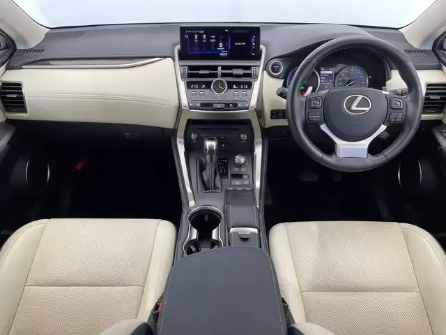 レクサス ＮＸ 300h バージョンL 栃木県 2018(平30)年 3.1万km ソニックチタニウム 純正ナビ/(フルセグTV・Bluetooth・CD・DVD・Blu-ray・USB・SD・AUX)/白本革シート/レクサスセーフティシステム+/ ・衝突軽減システム/ ・レーンキープアシスト/ ・オートハイビーム/ ・オートクルーズコントロール/ ・ブラインドスポットモニター/ ・ヘッドアップディスプレイ/前後コーナーセンサー/バック・サイド・フロントカメラ/前席パワーシート(シートメモリ機能付き)/シートヒーター(全席)/前席シートクーラー/後席6:4分割可倒式シート（電動格納機能付）/ステアリングヒーター/パワーバックドア/パドルシフト/電動パーキングブレーキ/オートブレーキホールド/カードキー/LEDヘッドライト/オートライト/フォグランプ/純正アルミホイール/純正フロアマット/取扱説明書
