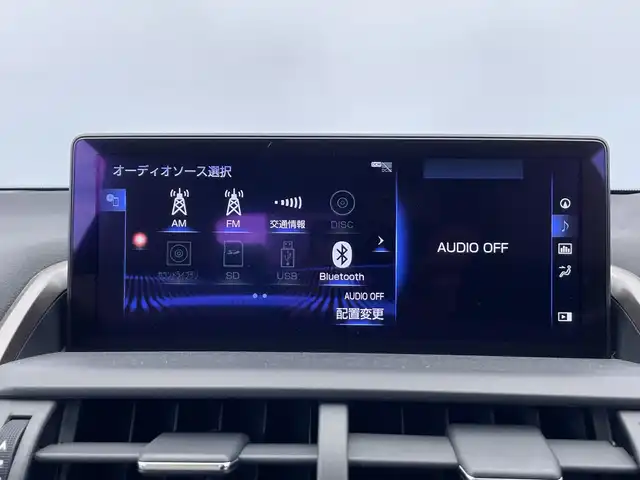 レクサス ＮＸ 300h バージョンL 栃木県 2018(平30)年 3.1万km ソニックチタニウム 純正ナビ/(フルセグTV・Bluetooth・CD・DVD・Blu-ray・USB・SD・AUX)/白本革シート/レクサスセーフティシステム+/ ・衝突軽減システム/ ・レーンキープアシスト/ ・オートハイビーム/ ・オートクルーズコントロール/ ・ブラインドスポットモニター/ ・ヘッドアップディスプレイ/前後コーナーセンサー/バック・サイド・フロントカメラ/前席パワーシート(シートメモリ機能付き)/シートヒーター(全席)/前席シートクーラー/後席6:4分割可倒式シート（電動格納機能付）/ステアリングヒーター/パワーバックドア/パドルシフト/電動パーキングブレーキ/オートブレーキホールド/カードキー/LEDヘッドライト/オートライト/フォグランプ/純正アルミホイール/純正フロアマット/取扱説明書