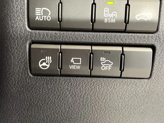 レクサス ＮＸ 300h バージョンL 栃木県 2018(平30)年 3.1万km ソニックチタニウム 純正ナビ/(フルセグTV・Bluetooth・CD・DVD・Blu-ray・USB・SD・AUX)/白本革シート/レクサスセーフティシステム+/ ・衝突軽減システム/ ・レーンキープアシスト/ ・オートハイビーム/ ・オートクルーズコントロール/ ・ブラインドスポットモニター/ ・ヘッドアップディスプレイ/前後コーナーセンサー/バック・サイド・フロントカメラ/前席パワーシート(シートメモリ機能付き)/シートヒーター(全席)/前席シートクーラー/後席6:4分割可倒式シート（電動格納機能付）/ステアリングヒーター/パワーバックドア/パドルシフト/電動パーキングブレーキ/オートブレーキホールド/カードキー/LEDヘッドライト/オートライト/フォグランプ/純正アルミホイール/純正フロアマット/取扱説明書