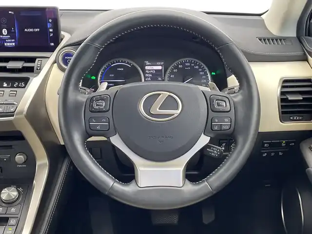 レクサス ＮＸ 300h バージョンL 栃木県 2018(平30)年 3.1万km ソニックチタニウム 純正ナビ/(フルセグTV・Bluetooth・CD・DVD・Blu-ray・USB・SD・AUX)/白本革シート/レクサスセーフティシステム+/ ・衝突軽減システム/ ・レーンキープアシスト/ ・オートハイビーム/ ・オートクルーズコントロール/ ・ブラインドスポットモニター/ ・ヘッドアップディスプレイ/前後コーナーセンサー/バック・サイド・フロントカメラ/前席パワーシート(シートメモリ機能付き)/シートヒーター(全席)/前席シートクーラー/後席6:4分割可倒式シート（電動格納機能付）/ステアリングヒーター/パワーバックドア/パドルシフト/電動パーキングブレーキ/オートブレーキホールド/カードキー/LEDヘッドライト/オートライト/フォグランプ/純正アルミホイール/純正フロアマット/取扱説明書