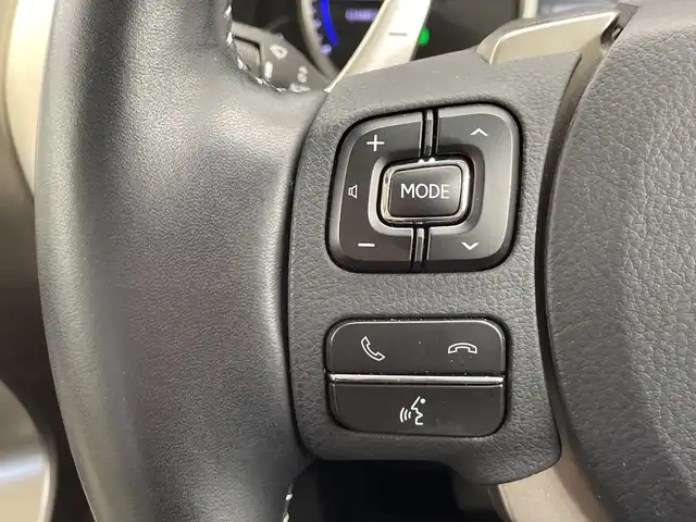 レクサス ＮＸ 300h バージョンL 栃木県 2018(平30)年 3.1万km ソニックチタニウム 純正ナビ/(フルセグTV・Bluetooth・CD・DVD・Blu-ray・USB・SD・AUX)/白本革シート/レクサスセーフティシステム+/ ・衝突軽減システム/ ・レーンキープアシスト/ ・オートハイビーム/ ・オートクルーズコントロール/ ・ブラインドスポットモニター/ ・ヘッドアップディスプレイ/前後コーナーセンサー/バック・サイド・フロントカメラ/前席パワーシート(シートメモリ機能付き)/シートヒーター(全席)/前席シートクーラー/後席6:4分割可倒式シート（電動格納機能付）/ステアリングヒーター/パワーバックドア/パドルシフト/電動パーキングブレーキ/オートブレーキホールド/カードキー/LEDヘッドライト/オートライト/フォグランプ/純正アルミホイール/純正フロアマット/取扱説明書