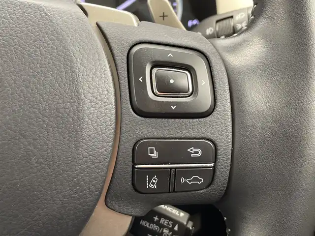レクサス ＮＸ 300h バージョンL 栃木県 2018(平30)年 3.1万km ソニックチタニウム 純正ナビ/(フルセグTV・Bluetooth・CD・DVD・Blu-ray・USB・SD・AUX)/白本革シート/レクサスセーフティシステム+/ ・衝突軽減システム/ ・レーンキープアシスト/ ・オートハイビーム/ ・オートクルーズコントロール/ ・ブラインドスポットモニター/ ・ヘッドアップディスプレイ/前後コーナーセンサー/バック・サイド・フロントカメラ/前席パワーシート(シートメモリ機能付き)/シートヒーター(全席)/前席シートクーラー/後席6:4分割可倒式シート（電動格納機能付）/ステアリングヒーター/パワーバックドア/パドルシフト/電動パーキングブレーキ/オートブレーキホールド/カードキー/LEDヘッドライト/オートライト/フォグランプ/純正アルミホイール/純正フロアマット/取扱説明書