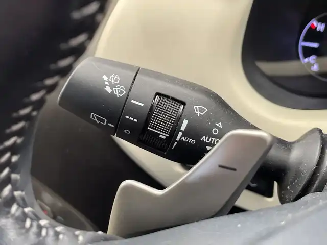 レクサス ＮＸ 300h バージョンL 栃木県 2018(平30)年 3.1万km ソニックチタニウム 純正ナビ/(フルセグTV・Bluetooth・CD・DVD・Blu-ray・USB・SD・AUX)/白本革シート/レクサスセーフティシステム+/ ・衝突軽減システム/ ・レーンキープアシスト/ ・オートハイビーム/ ・オートクルーズコントロール/ ・ブラインドスポットモニター/ ・ヘッドアップディスプレイ/前後コーナーセンサー/バック・サイド・フロントカメラ/前席パワーシート(シートメモリ機能付き)/シートヒーター(全席)/前席シートクーラー/後席6:4分割可倒式シート（電動格納機能付）/ステアリングヒーター/パワーバックドア/パドルシフト/電動パーキングブレーキ/オートブレーキホールド/カードキー/LEDヘッドライト/オートライト/フォグランプ/純正アルミホイール/純正フロアマット/取扱説明書