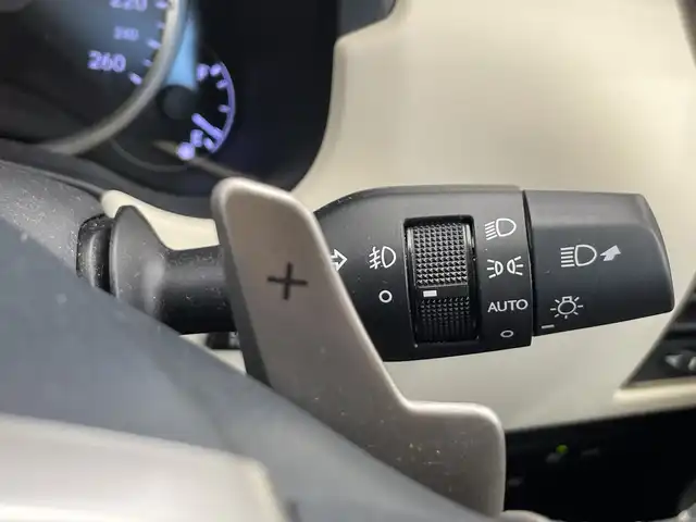 レクサス ＮＸ 300h バージョンL 栃木県 2018(平30)年 3.1万km ソニックチタニウム 純正ナビ/(フルセグTV・Bluetooth・CD・DVD・Blu-ray・USB・SD・AUX)/白本革シート/レクサスセーフティシステム+/ ・衝突軽減システム/ ・レーンキープアシスト/ ・オートハイビーム/ ・オートクルーズコントロール/ ・ブラインドスポットモニター/ ・ヘッドアップディスプレイ/前後コーナーセンサー/バック・サイド・フロントカメラ/前席パワーシート(シートメモリ機能付き)/シートヒーター(全席)/前席シートクーラー/後席6:4分割可倒式シート（電動格納機能付）/ステアリングヒーター/パワーバックドア/パドルシフト/電動パーキングブレーキ/オートブレーキホールド/カードキー/LEDヘッドライト/オートライト/フォグランプ/純正アルミホイール/純正フロアマット/取扱説明書