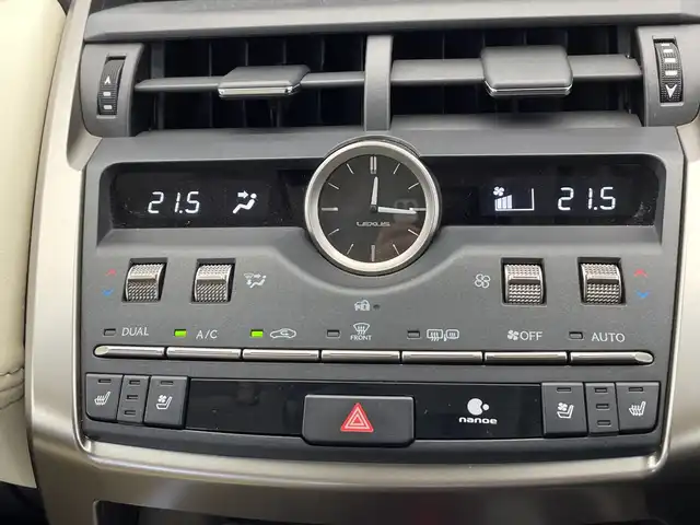 レクサス ＮＸ 300h バージョンL 栃木県 2018(平30)年 3.1万km ソニックチタニウム 純正ナビ/(フルセグTV・Bluetooth・CD・DVD・Blu-ray・USB・SD・AUX)/白本革シート/レクサスセーフティシステム+/ ・衝突軽減システム/ ・レーンキープアシスト/ ・オートハイビーム/ ・オートクルーズコントロール/ ・ブラインドスポットモニター/ ・ヘッドアップディスプレイ/前後コーナーセンサー/バック・サイド・フロントカメラ/前席パワーシート(シートメモリ機能付き)/シートヒーター(全席)/前席シートクーラー/後席6:4分割可倒式シート（電動格納機能付）/ステアリングヒーター/パワーバックドア/パドルシフト/電動パーキングブレーキ/オートブレーキホールド/カードキー/LEDヘッドライト/オートライト/フォグランプ/純正アルミホイール/純正フロアマット/取扱説明書