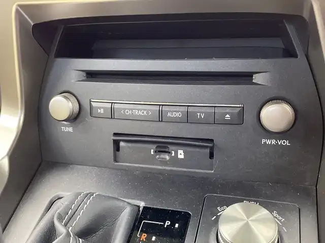 レクサス ＮＸ 300h バージョンL 栃木県 2018(平30)年 3.1万km ソニックチタニウム 純正ナビ/(フルセグTV・Bluetooth・CD・DVD・Blu-ray・USB・SD・AUX)/白本革シート/レクサスセーフティシステム+/ ・衝突軽減システム/ ・レーンキープアシスト/ ・オートハイビーム/ ・オートクルーズコントロール/ ・ブラインドスポットモニター/ ・ヘッドアップディスプレイ/前後コーナーセンサー/バック・サイド・フロントカメラ/前席パワーシート(シートメモリ機能付き)/シートヒーター(全席)/前席シートクーラー/後席6:4分割可倒式シート（電動格納機能付）/ステアリングヒーター/パワーバックドア/パドルシフト/電動パーキングブレーキ/オートブレーキホールド/カードキー/LEDヘッドライト/オートライト/フォグランプ/純正アルミホイール/純正フロアマット/取扱説明書