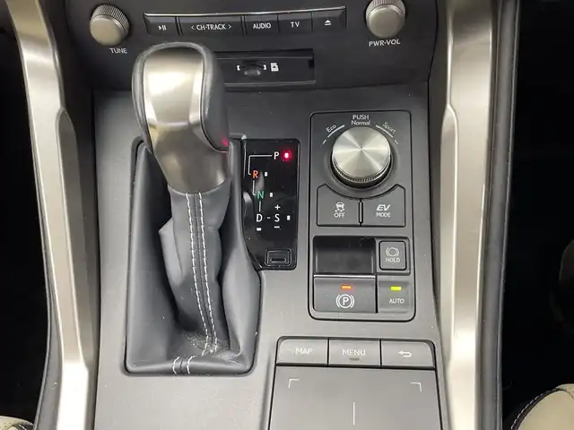 レクサス ＮＸ 300h バージョンL 栃木県 2018(平30)年 3.1万km ソニックチタニウム 純正ナビ/(フルセグTV・Bluetooth・CD・DVD・Blu-ray・USB・SD・AUX)/白本革シート/レクサスセーフティシステム+/ ・衝突軽減システム/ ・レーンキープアシスト/ ・オートハイビーム/ ・オートクルーズコントロール/ ・ブラインドスポットモニター/ ・ヘッドアップディスプレイ/前後コーナーセンサー/バック・サイド・フロントカメラ/前席パワーシート(シートメモリ機能付き)/シートヒーター(全席)/前席シートクーラー/後席6:4分割可倒式シート（電動格納機能付）/ステアリングヒーター/パワーバックドア/パドルシフト/電動パーキングブレーキ/オートブレーキホールド/カードキー/LEDヘッドライト/オートライト/フォグランプ/純正アルミホイール/純正フロアマット/取扱説明書