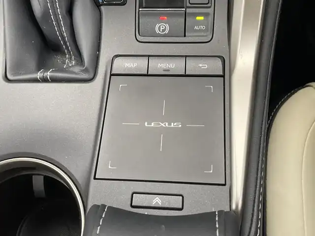 レクサス ＮＸ 300h バージョンL 栃木県 2018(平30)年 3.1万km ソニックチタニウム 純正ナビ/(フルセグTV・Bluetooth・CD・DVD・Blu-ray・USB・SD・AUX)/白本革シート/レクサスセーフティシステム+/ ・衝突軽減システム/ ・レーンキープアシスト/ ・オートハイビーム/ ・オートクルーズコントロール/ ・ブラインドスポットモニター/ ・ヘッドアップディスプレイ/前後コーナーセンサー/バック・サイド・フロントカメラ/前席パワーシート(シートメモリ機能付き)/シートヒーター(全席)/前席シートクーラー/後席6:4分割可倒式シート（電動格納機能付）/ステアリングヒーター/パワーバックドア/パドルシフト/電動パーキングブレーキ/オートブレーキホールド/カードキー/LEDヘッドライト/オートライト/フォグランプ/純正アルミホイール/純正フロアマット/取扱説明書