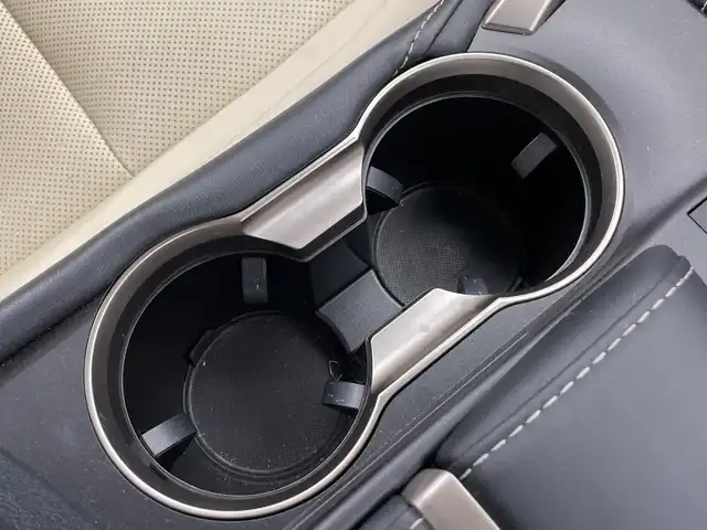 レクサス ＮＸ 300h バージョンL 栃木県 2018(平30)年 3.1万km ソニックチタニウム 純正ナビ/(フルセグTV・Bluetooth・CD・DVD・Blu-ray・USB・SD・AUX)/白本革シート/レクサスセーフティシステム+/ ・衝突軽減システム/ ・レーンキープアシスト/ ・オートハイビーム/ ・オートクルーズコントロール/ ・ブラインドスポットモニター/ ・ヘッドアップディスプレイ/前後コーナーセンサー/バック・サイド・フロントカメラ/前席パワーシート(シートメモリ機能付き)/シートヒーター(全席)/前席シートクーラー/後席6:4分割可倒式シート（電動格納機能付）/ステアリングヒーター/パワーバックドア/パドルシフト/電動パーキングブレーキ/オートブレーキホールド/カードキー/LEDヘッドライト/オートライト/フォグランプ/純正アルミホイール/純正フロアマット/取扱説明書