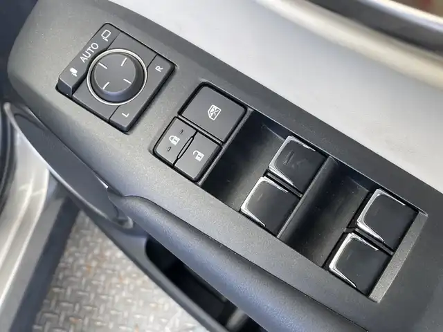 レクサス ＮＸ 300h バージョンL 栃木県 2018(平30)年 3.1万km ソニックチタニウム 純正ナビ/(フルセグTV・Bluetooth・CD・DVD・Blu-ray・USB・SD・AUX)/白本革シート/レクサスセーフティシステム+/ ・衝突軽減システム/ ・レーンキープアシスト/ ・オートハイビーム/ ・オートクルーズコントロール/ ・ブラインドスポットモニター/ ・ヘッドアップディスプレイ/前後コーナーセンサー/バック・サイド・フロントカメラ/前席パワーシート(シートメモリ機能付き)/シートヒーター(全席)/前席シートクーラー/後席6:4分割可倒式シート（電動格納機能付）/ステアリングヒーター/パワーバックドア/パドルシフト/電動パーキングブレーキ/オートブレーキホールド/カードキー/LEDヘッドライト/オートライト/フォグランプ/純正アルミホイール/純正フロアマット/取扱説明書