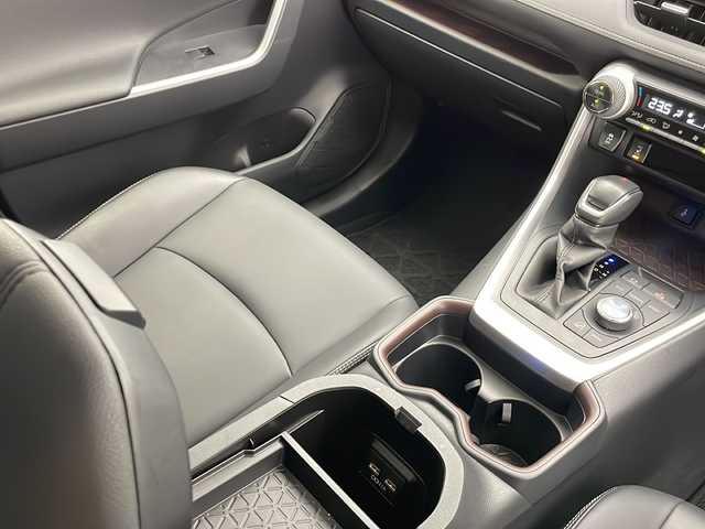 トヨタ ＲＡＶ４ G Zパッケージ 長野県 2021(令3)年 1.4万km アティチュードブラックマイカ 4WD/純正ディスプレイオーディオ&USB&BT/トヨタセーフティセンス/アダプティブクルーズコントロール/レーントレーシングアシスト/プリクラッシュセーフティ/ブラインドスポットモニター/リアクロストラフィックアラート/クリアランスソナー/パーキングサポートブレーキ/ロードサインアシスト/オートマチックハイビーム/ダウンヒルアシストコントロール/社外前後ドライブレコーダー/デジタルインナーミラー/パワーバックドア/合皮シート/前席シートヒーター/運転席パワーシート/ステアリングスイッチ/ステアリングヒーター/全方位カメラ/ビルトインETC/LEDヘッドライト/オートライト/フロントフォグランプ/電動格納ミラー/ウィンカーミラー/電動ホールド/オートホールド/純正19インチAW装着/純正フロアマット/純正ドアバイザー/プッシュスタート/スマートキー