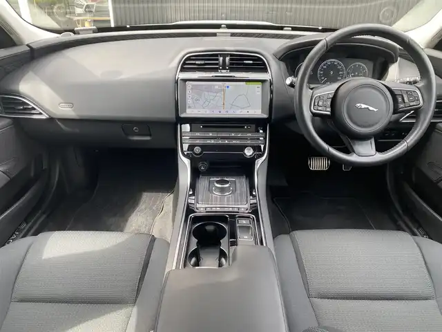 ジャガー ＸＥ XE ピュア 福岡県 2019(令1)年 1.1万km ユーロンホワイト SR/MERIDIANサウンド/アクティブセーフティパック/ブラインドスポット/レーンキープ/純正19インチアルミ/純正ナビ/AppleCarPlay/CD/DVD/TV/Bカメラ/ドラレコ/ETC/シートヒーター/メモリーシート/スマートキー/HIDヘッドライト/パワーテールゲート