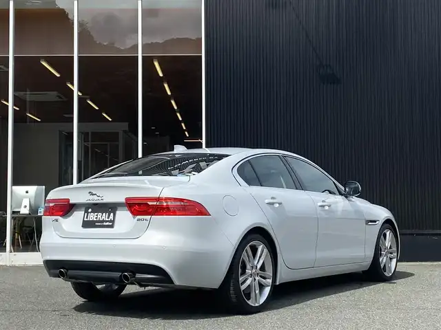 ジャガー ＸＥ XE ピュア 福岡県 2019(令1)年 1.1万km ユーロンホワイト SR/MERIDIANサウンド/アクティブセーフティパック/ブラインドスポット/レーンキープ/純正19インチアルミ/純正ナビ/AppleCarPlay/CD/DVD/TV/Bカメラ/ドラレコ/ETC/シートヒーター/メモリーシート/スマートキー/HIDヘッドライト/パワーテールゲート