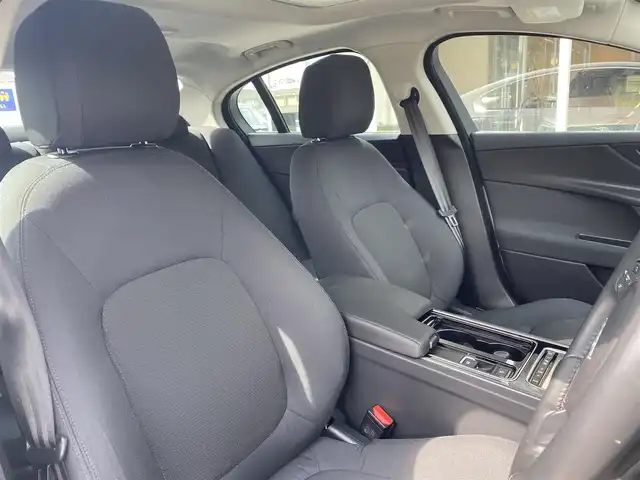 ジャガー ＸＥ XE ピュア 福岡県 2019(令1)年 1.1万km ユーロンホワイト SR/MERIDIANサウンド/アクティブセーフティパック/ブラインドスポット/レーンキープ/純正19インチアルミ/純正ナビ/AppleCarPlay/CD/DVD/TV/Bカメラ/ドラレコ/ETC/シートヒーター/メモリーシート/スマートキー/HIDヘッドライト/パワーテールゲート