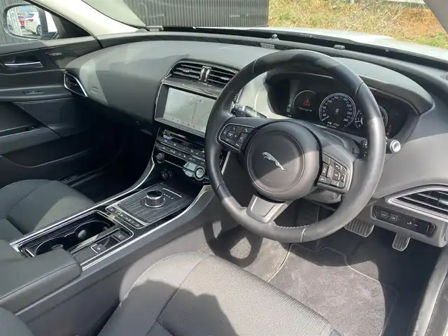 ジャガー ＸＥ XE ピュア 福岡県 2019(令1)年 1.1万km ユーロンホワイト SR/MERIDIANサウンド/アクティブセーフティパック/ブラインドスポット/レーンキープ/純正19インチアルミ/純正ナビ/AppleCarPlay/CD/DVD/TV/Bカメラ/ドラレコ/ETC/シートヒーター/メモリーシート/スマートキー/HIDヘッドライト/パワーテールゲート