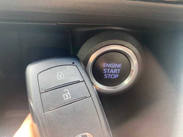 トヨタ ハリアー S 兵庫県 2021(令3)年 2万km スレートグレーメタリック 純正ナビ　/フルセグ　/AUX/USB　/Ｂｌｕｅｔｏｏｔｈ　/バックカメラ　/ETC　/ドライブレコーダー　/純正フロアマット　/純正アルミホイール　/衝突被害軽減ブレーキ　/横滑り防止装置　/車線逸脱警報　/オートLEDライト/オートハイビーム/スペアキー1本/W+サイド+カーテンエアバッグ