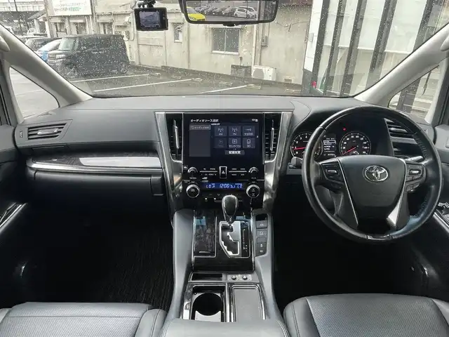 トヨタ アルファード S Cパッケージ 佐賀県 2020(令2)年 6.8万km ホワイトパールクリスタルシャイン JBLプレミアムサウンド/デジタルインナーミラー/トヨタセーフティセンス/・プリクラッシュセーフティ/・レーントレーシングアシスト/・レーダークルーズコントロール/・オートマチックハイビーム/ブラインドスポットモニター/インテリジェントクリアランスソナー/インテリジェントパーキングアシスト/パーキングサポートブレーキ/ブラインドスポットモニター/純正ディスプレイオーディオナビ/・パノラミックビューモニター/・フルセグTV/BT/CD/DVD/純正フリップダウンモニター/純正18インチAW/3眼LEDヘッドライト/フォグランプ/パワーバックドア/両側パワースライドドア/合皮シート/・パワーシート/・シートヒーター/・シートベンチレーション/メタルウッド革巻きステアリング/ステアリングヒーター/前後ドラレコ(ZDR-015)/電動パーキングスイッチ/ETC/スペアキー×１/純正エンジンスターター