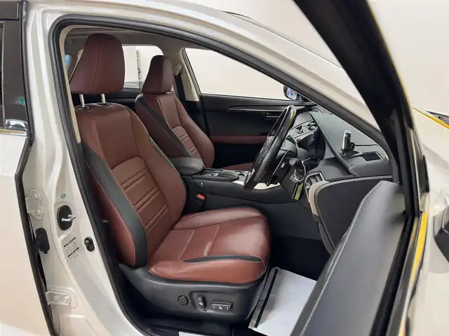 レクサス ＮＸ 300h Iパッケージ 群馬県 2016(平28)年 4.6万km ソニッククォーツ パノラマルーフ/三眼LEDオートライト/純正SDナビ/　　CD/DVD/BT/フルセグ/MSV/USB/AUX/バック・サイドカメラ/パワーバックドア/クルーズコントロール/レザーシート/前席シートヒーター/前席パワーシート/純正18インチAW/前後ドライブレコーダー/オートブレーキホールド/パドルシフト/ステアリングヒーター/ステアリングスイッチ/オートリトラクタブルミラー/横滑り防止装置/サイド・カーテンエアバッグ/スマートキー/ビルトインETC2.0