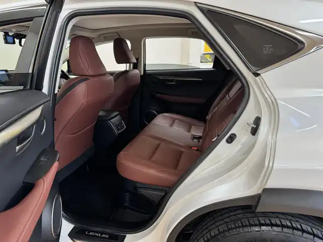 レクサス ＮＸ 300h Iパッケージ 群馬県 2016(平28)年 4.6万km ソニッククォーツ パノラマルーフ/三眼LEDオートライト/純正SDナビ/　　CD/DVD/BT/フルセグ/MSV/USB/AUX/バック・サイドカメラ/パワーバックドア/クルーズコントロール/レザーシート/前席シートヒーター/前席パワーシート/純正18インチAW/前後ドライブレコーダー/オートブレーキホールド/パドルシフト/ステアリングヒーター/ステアリングスイッチ/オートリトラクタブルミラー/横滑り防止装置/サイド・カーテンエアバッグ/スマートキー/ビルトインETC2.0