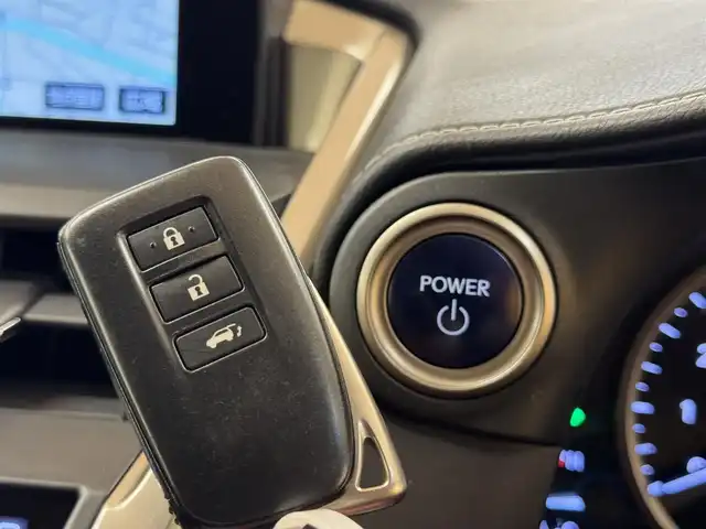レクサス ＮＸ 300h Iパッケージ 群馬県 2016(平28)年 4.6万km ソニッククォーツ パノラマルーフ/三眼LEDオートライト/純正SDナビ/　　CD/DVD/BT/フルセグ/MSV/USB/AUX/バック・サイドカメラ/パワーバックドア/クルーズコントロール/レザーシート/前席シートヒーター/前席パワーシート/純正18インチAW/前後ドライブレコーダー/オートブレーキホールド/パドルシフト/ステアリングヒーター/ステアリングスイッチ/オートリトラクタブルミラー/横滑り防止装置/サイド・カーテンエアバッグ/スマートキー/ビルトインETC2.0