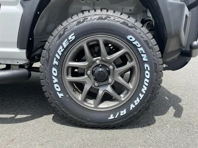 スズキ ジムニー XC 岩手県 2018(平30)年 6.9万km ピュアホワイトP 純正ディスプレイオーディオ/シートカバー/グリルガード/リフトアップ/オーバーフェンダー /ルーフラック/ギーアイギアサイドステップ/トーヨーオープンカントリー/ギーアイギアリアラダー/クルーズコントロール/ステアリングリモコン/LEDヘッドライト