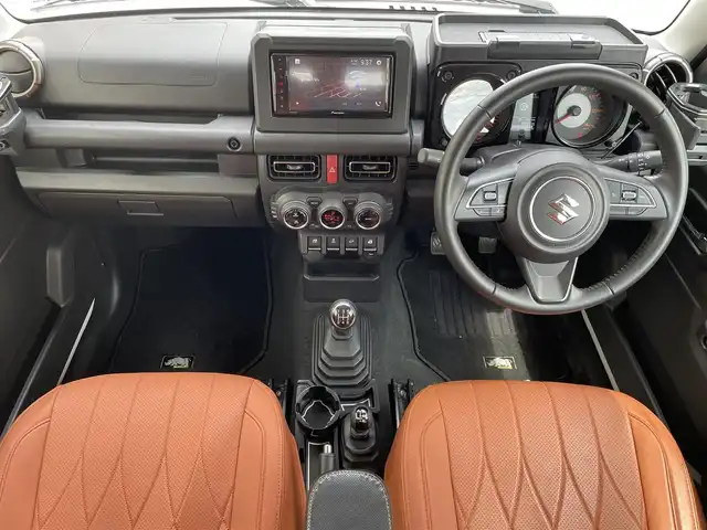 スズキ ジムニー XC 岩手県 2018(平30)年 6.9万km ピュアホワイトP 純正ディスプレイオーディオ/シートカバー/グリルガード/リフトアップ/オーバーフェンダー /ルーフラック/ギーアイギアサイドステップ/トーヨーオープンカントリー/ギーアイギアリアラダー/クルーズコントロール/ステアリングリモコン/LEDヘッドライト